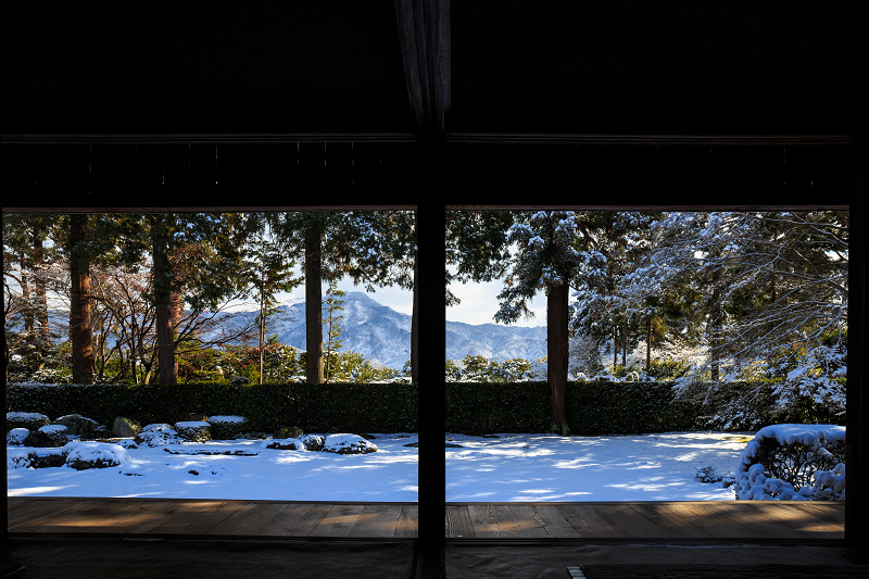 Skrzypienie podłogi, echo kroków na klatce schodowej, tykanie zegara - japońska sztuka uważnego słuchania „kaze no oto” Poznaj japońską sztukę słuchania kaze no oto – subtelnych dźwięków codzienności, które uczą uważności, spokoju i życia w chwili obecnej.