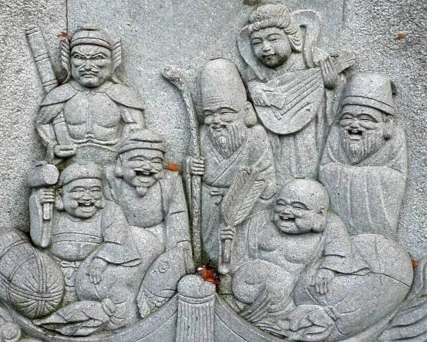 Płąskorzeźba z 7 bóstwami japońskimi szczęścia - Shichifukujin Shichifukujin - 7 kami szczęścia w tradycji japońskiej - o fuzji kulturowej, religijnej i symbolach szczęścia i zabawy w Japonii Edo