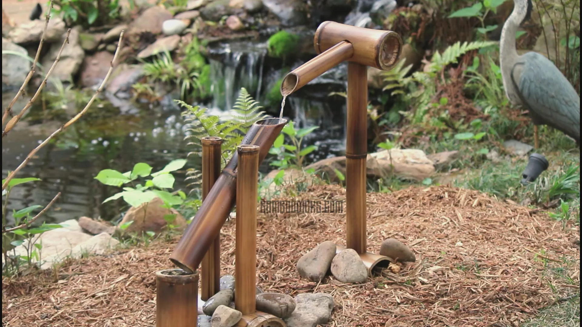 Skrzypienie podłogi, echo kroków na klatce schodowej, tykanie zegara - japońska sztuka uważnego słuchania „kaze no oto” Poznaj japońską sztukę słuchania kaze no oto – subtelnych dźwięków codzienności, które uczą uważności, spokoju i życia w chwili obecnej.