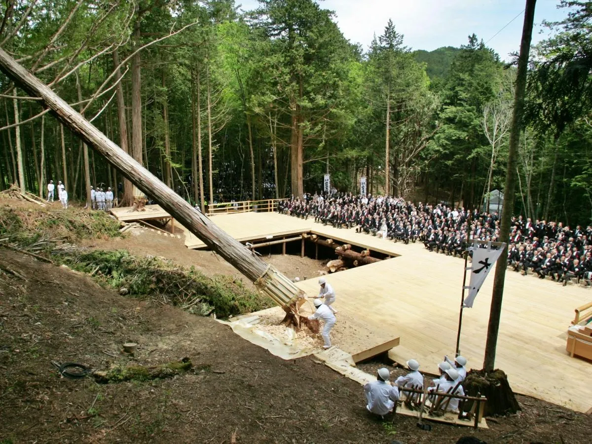 Na początku kobieta była Słońcem – historia Amaterasu Poznaj fascynującą historię Amaterasu, bogini słońca w mitologii japońskiej. Od archeologii i dawnych rytuałów, przez politykę Yamato i ideologię Meiji, aż po feminizm Hiratsuki Raichō i popkulturowe reinterpretacje — odkryj, jak jeden mit kształtował kulturę, tożsamość i wyobraźnię Japonii przez wieki.