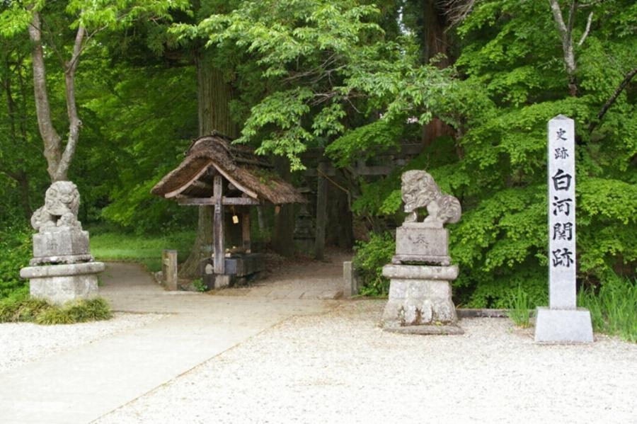 Wąska ścieżka, szeroki oddech. Na północ — w głąb kraju i siebie — z mistrzem Bashō „Oku no hosomichi” Matsuo Bashō jako opowieść o zmęczeniu rolami i o tym, co robi z człowiekiem droga: od Edo po północ Japonii, z haibun i hokku w tle. Esej o zachwycie, dyscyplinie marszu i nietrwałości (mujō)