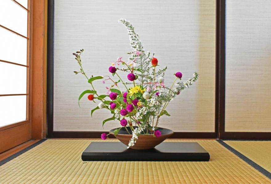 Shoka - bardziej współczesna ikebana. Esej o japońskiej sztuce kwiatowej - ikebana. Jak uosabia ona filozofię zen i mono no aware oraz styl wabi sabi? Historia japońskiej sztuki.