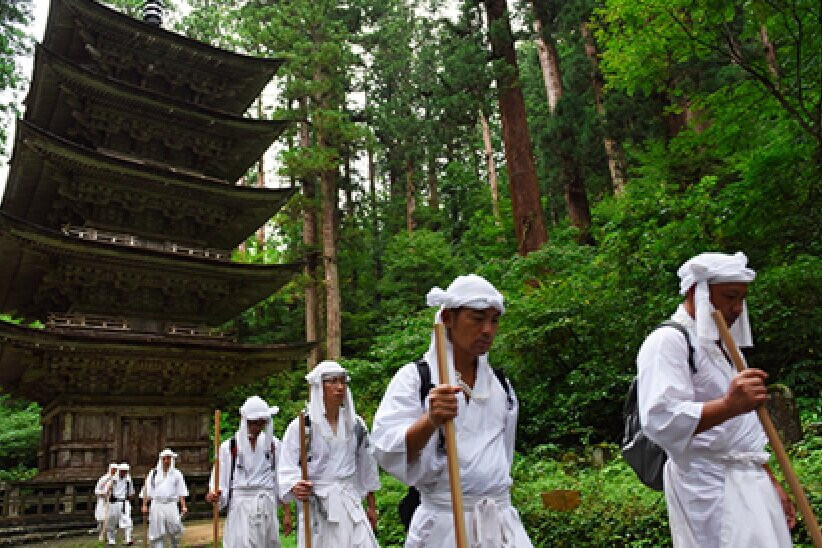 Mnisi Yamabushi, Kumano Kodo, Japonia Esej o Kumano Kodo - japońskim Camino de Santiago - historia Japonii zaklęta w szlaku pielgrzymek przez góry Kii