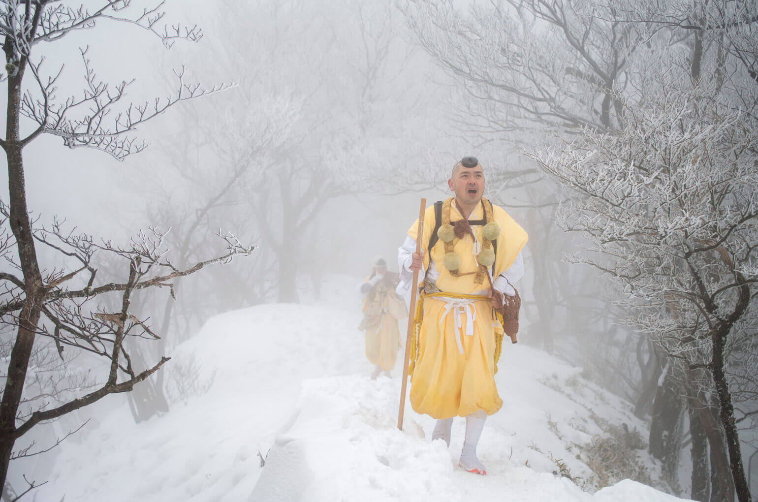 „Lis na niej przysiadł” – opętania kitsune-tsuki kobiet na japońskiej prowincji Kitsune-tsuki: od dawnych wsi po psychiatrie Meiji. Jak „lis” stawał się językiem niewypowiedzianego gniewu kobiet i narzędziem społecznego piętna.