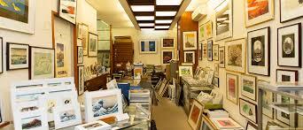 Nostalgia z ukrytym ostrzem. Shin-hanga to nie pocztówka. To diagnoza. Shin-hanga: nowe ukiyo-e w epoce fotografii. Hasui, Watanabe i Tokyo po 1923 – śnieg, nocne światło i modernizacja ukryta w detalach, między nostalgią a prawdą epoki.