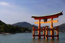 Esej przekrojowy o japońskiej symbolice, znaczeniu i historii bram torii.