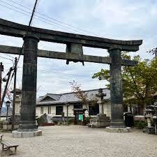 Esej przekrojowy o japońskiej symbolice, znaczeniu i historii bram torii.