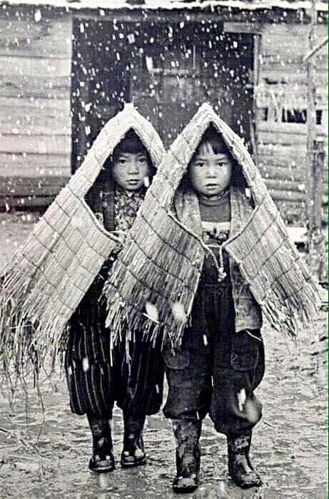 Mino - gruby japoński, słomiany płaszcz przeciw śniegowy Analiza i interpretacja obrazu ukiyo-e japońskiego artysty Utagawa Hiroshige: "Wieczorny śnieg we wiosce Kanbara" (蒲原 夜之雪). Filozoficzna i artystyczna symbolika mono no aware w dziełach Hiroshige.