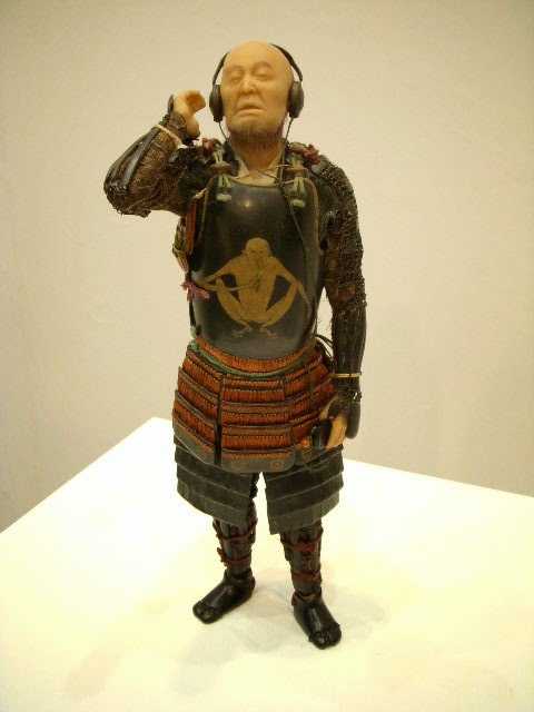 I don’t know who I am or why I’m here – so I put on a samurai armor and start scrolling. Ironic Compassion in the Art of Tetsuya Noguchi Tetsuya Noguchi and the Samurai with a Smartphone – Ironic, Moving Art about Identity, Nostalgia, and a Modern World without Rules