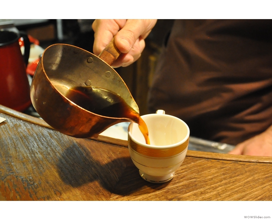 Smoke and Jazz of the Shōwa Era – What Do Coffee and Nostalgia Taste Like in Japan’s Kissaten? Discover kissaten – nostalgic Japanese cafés of the Shōwa era. Smoke, jazz, and hand-brewed coffee in places where time slows down.