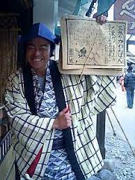 “Suicide in Yoshiwara! Fire in Honjō!” – What kind of “newspapers” were read in the days of the Tokugawa shogunate? Kawaraban – the ephemeral newspapers of the Edo period. Single-sheet woodblock prints sold on the streets of Nihonbashi and Yoshiwara, filled with news of fires, earthquakes, crimes, and miracles. What did they look like, who published them, and what role did they play in the lives of the inhabitants of the Tokugawa shogunate?