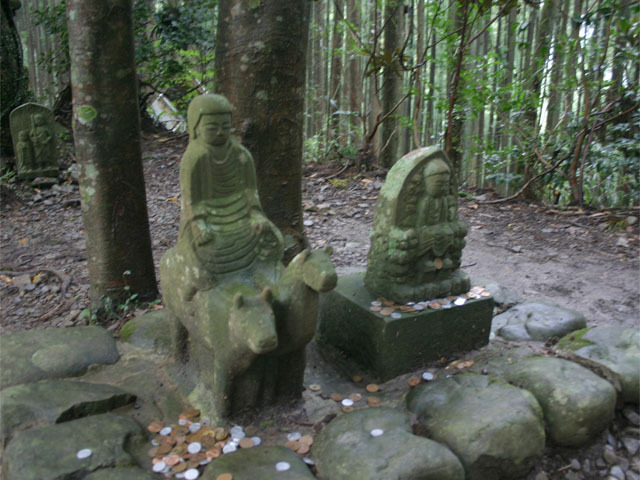 Statuetka cesarza w pielgrzymce na Kumano Kodo, Japonia Esej o Kumano Kodo - japońskim Camino de Santiago - historia Japonii zaklęta w szlaku pielgrzymek przez góry Kii