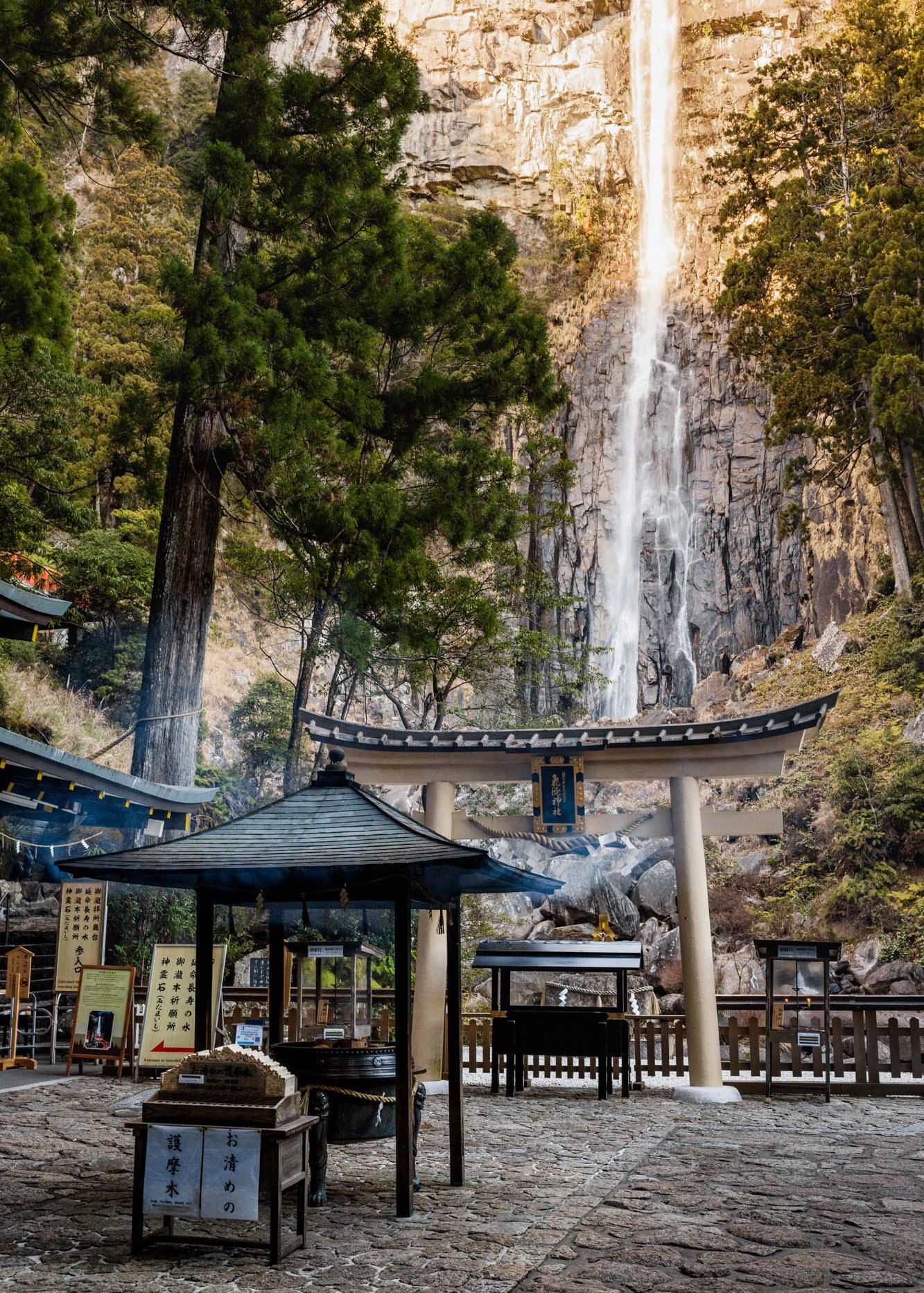 Stoiska przyświątynne na Kumano Kodo, Japonia Esej o Kumano Kodo - japońskim Camino de Santiago - historia Japonii zaklęta w szlaku pielgrzymek przez góry Kii