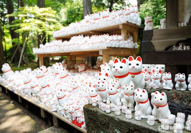 Maneki-neko w świątyni tokijskiej Esej o Maneki-Neko - czym jest, jakie są legendy z nim związane i jakie znaczenie od czasów Edo po współczesną Japonię.
