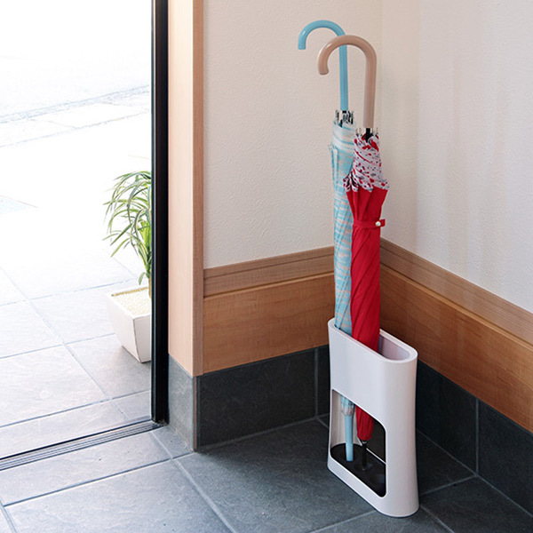 The Man Who Plays Himself — the Psychology of the Japanese “Shujin” Dilemma: Host or Prisoner? One word: “shujin.” Written as 主人, it means a husband and the “master/host of the house”; as 囚人, it means a prisoner. This article shows how, in Japan, roles can protect and confine at the same time—through language, the psychology of the interdependent self, seken, and the prose of Akutagawa, Dazai, and Yoshimoto Banana.