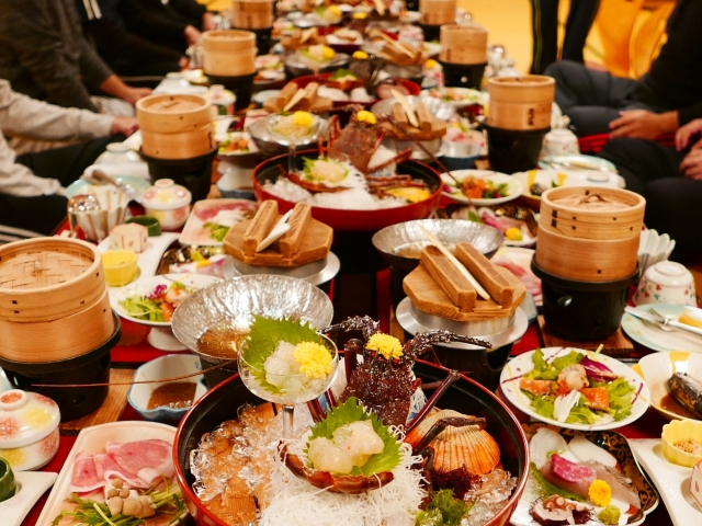 Idziemy na bōnenkai! – wśród Japończyków, w izakayi, pośród niepisanych reguł i rytuałów Firmowe bōnenkai (忘年会) to nie „zwykła impreza”, lecz rytuał domykania roku: izakaya, „kampai”, hierarchia przy stole i kontrolowany luz (無礼講). Scenki z życia, kanji i psychologia relacji w japońskiej pracy.