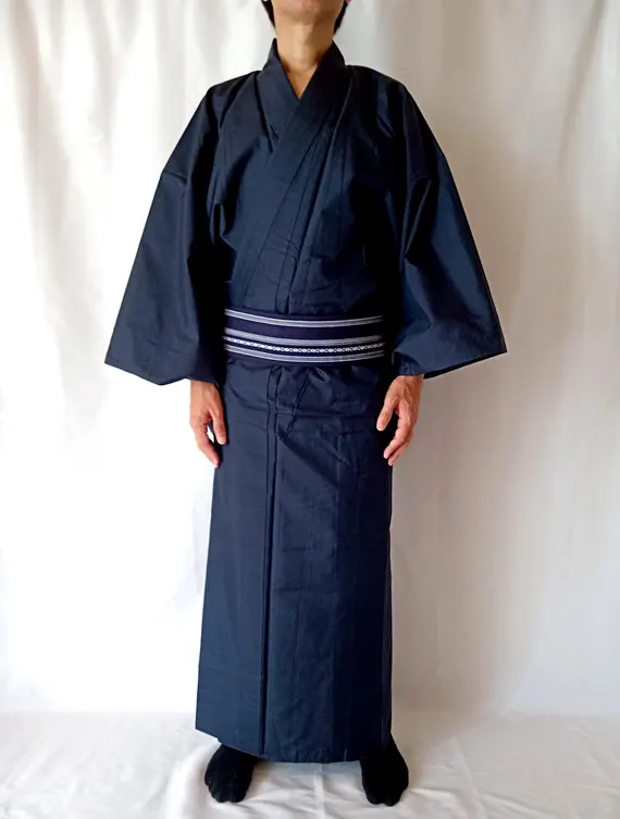 Blue Japan – how indigo 藍 (ai) dyed Edo and became the color of work, purity, and harmony Indigo 藍 (ai) shaped the aesthetics of Edo-period Japan — a color of work, purity, and harmony, present in fabrics, ukiyo-e, and everyday life.