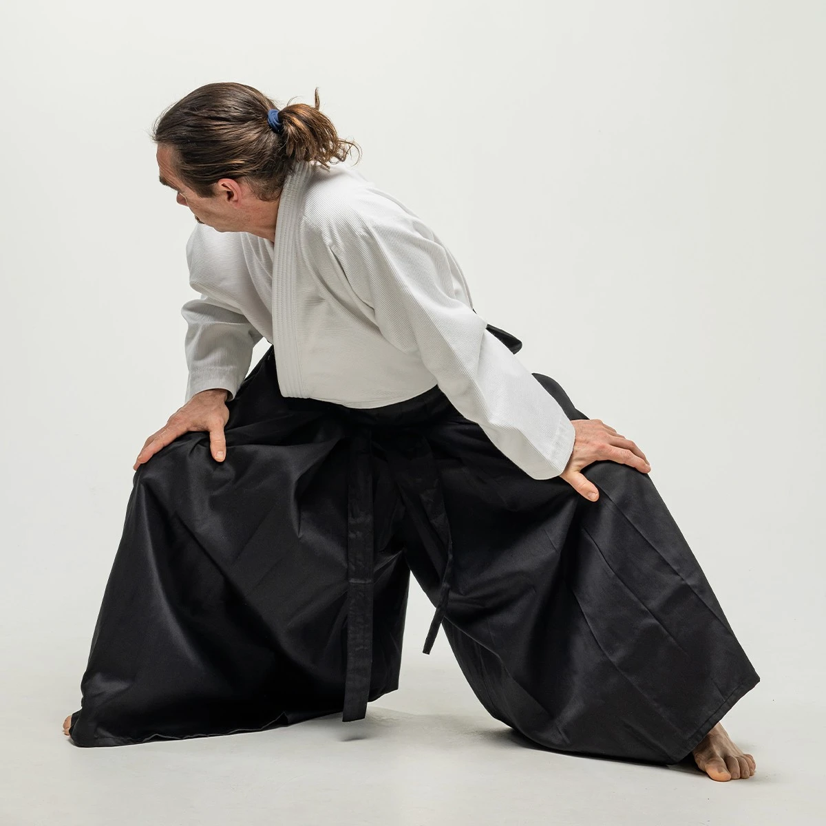 Hakama w jujutsu. Esej o japońskiej szkole Takenoushi-ryu w stylu jujutsu, w którym szkolili się samuraje okresu sengoku w Japonii.