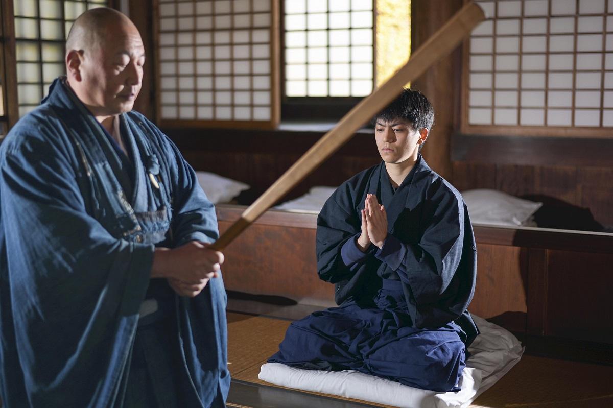 Edukacja buddyjska Opowieść o Ikkyu Sojun - mistrzu zen XVwiecznej Japonii, który szukał oświecenia w butelce sake i tworzaystwie prostytutek.