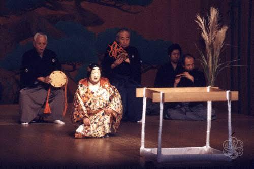 Puste naczynie. Co teatr nō robi z człowiekiem, który nic nie rozumie Co teatr nō robi z uwagą i pamięcią widza na sali. Aktor w masce widzi tyle, żeby się nie potknąć, a widownia czyta napisy, bo Japończycy też nie rozumieją tekstu.