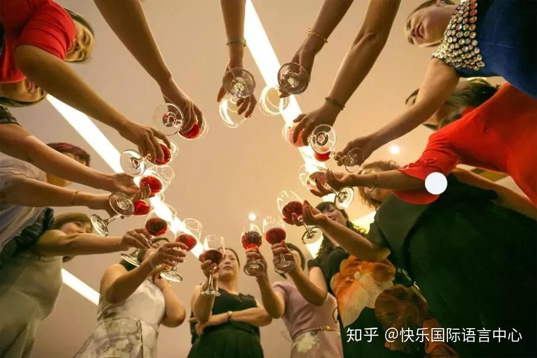 Idziemy na bōnenkai! – wśród Japończyków, w izakayi, pośród niepisanych reguł i rytuałów Firmowe bōnenkai (忘年会) to nie „zwykła impreza”, lecz rytuał domykania roku: izakaya, „kampai”, hierarchia przy stole i kontrolowany luz (無礼講). Scenki z życia, kanji i psychologia relacji w japońskiej pracy.