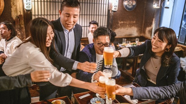 Idziemy na bōnenkai! – wśród Japończyków, w izakayi, pośród niepisanych reguł i rytuałów Firmowe bōnenkai (忘年会) to nie „zwykła impreza”, lecz rytuał domykania roku: izakaya, „kampai”, hierarchia przy stole i kontrolowany luz (無礼講). Scenki z życia, kanji i psychologia relacji w japońskiej pracy.