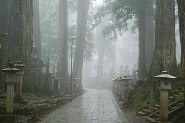 Wędrowni mnisi z japońskich gór Kōya — święty, szalony, oszust czy yōkai? Kim byli Kōya Hijiri – wędrowni mnisi z gór Kōya? Od świętych kaznodziejów po ludowe upiory Yadōkai, ich historia splata sacrum i grozę.