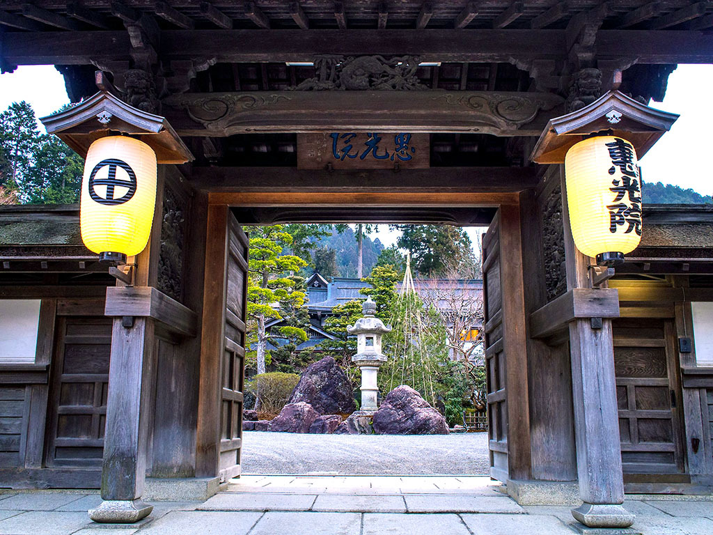 Wędrowni mnisi z japońskich gór Kōya — święty, szalony, oszust czy yōkai? Kim byli Kōya Hijiri – wędrowni mnisi z gór Kōya? Od świętych kaznodziejów po ludowe upiory Yadōkai, ich historia splata sacrum i grozę.