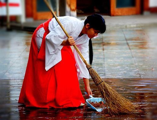 Miko używająca bambusowej szczotki, Japonia Interpretacja malarstwa Masami Teraoki w serii "McDonald's Hamburgers Invading Japan" - tradycyjne ukiyo-e, popart i konsumocjonizm w japońskiej sztuce.