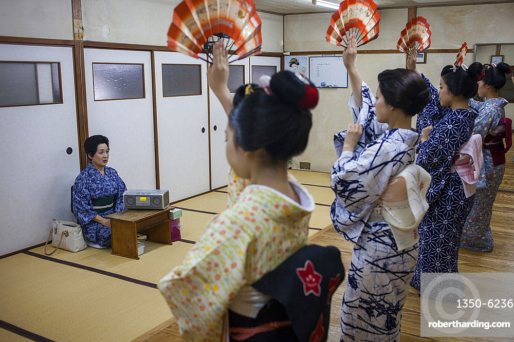 Szkoła gejsz, Japonia Artykuł o konflikcie między Mineko Iwasaki a Arthurem Goldenem - starcie książek: "Memoirs of Geisha" oraz "Geisha, a Life"). Jaka jest prawda o japońskich gejszach?