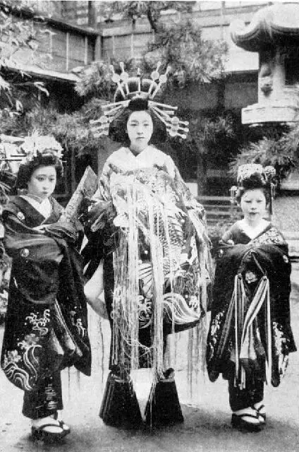 Oiran i jej pomocnice - Yoshiwara Artykuł o losie kobiet w Yoshiwarze i ich upamiętnieniu w Jokanji - świątyni wyrzuconych, Tokyo, Arakawa.