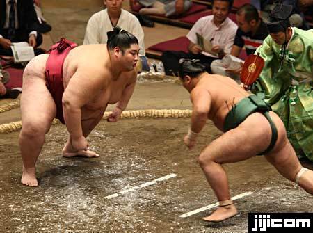 Tachiai (立合い) - jedna sekunda, którą trenuje się przez całe życie Tę jedną sekundę trenuje się całe życie. Tachiai - jedna sekunda, w której rozstrzyga się wszystko. Czego uczy nas japońska walka sumo o momencie decydującym?