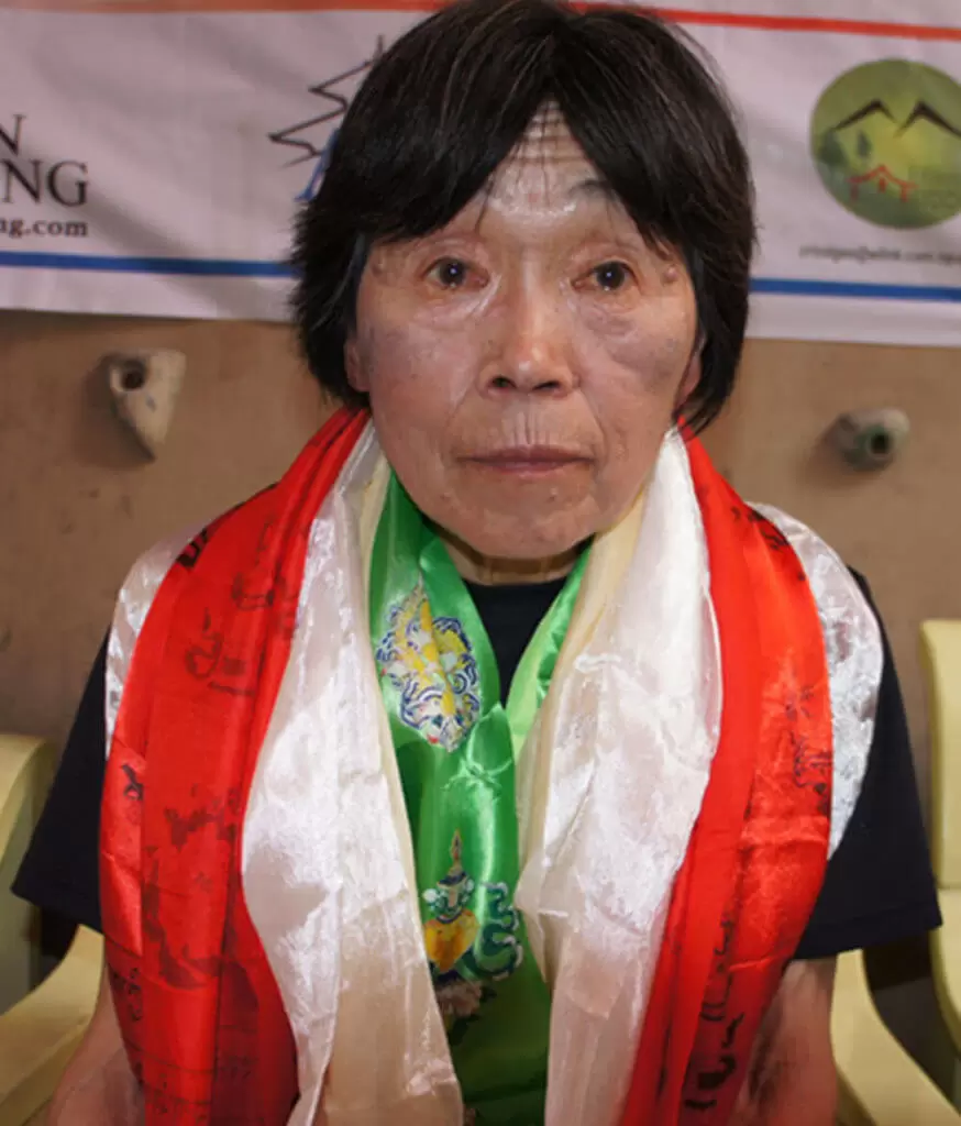 Tamae Watanabe w Nepalu Tamae Watanabe - kobieta, która zdobyła Mount Everest w wieku 73 lat - poznajmy jej inspirujące osiągnięcia i filozofię życia.