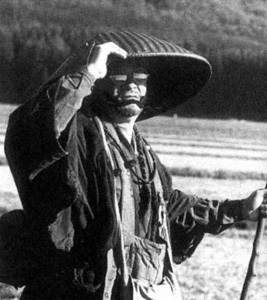 Poezja głupiego wędrowca. Taneda Santōka i ucieczki, które niczego nie leczyły Alkoholik w mnisim habicie, który przeszedł Japonię z żebraczą miską i pisał haiku bez siedemnastu sylab. Taneda Santōka i droga, która niczego nie leczyła.
