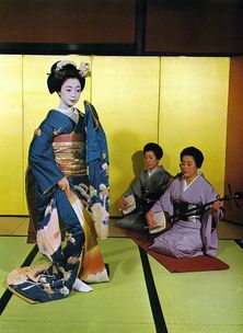 Wstęp artystyczny gejszy\ Artykuł o konflikcie między Mineko Iwasaki a Arthurem Goldenem - starcie książek: "Memoirs of Geisha" oraz "Geisha, a Life"). Jaka jest prawda o japońskich gejszach?