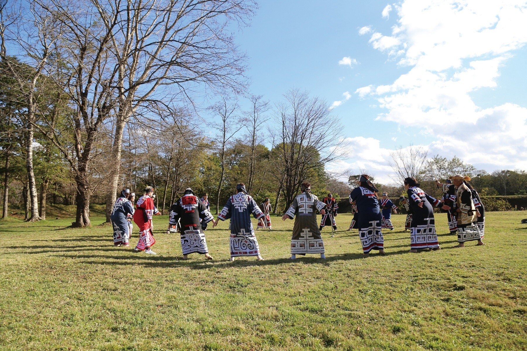 Taniec Rimse Ajnów Artykuł o ajnuskiej wiosce Shiraoi na Hokkaido - jak żyli Ainu 500 lat temu - spacer przez ajnuską wioskę.