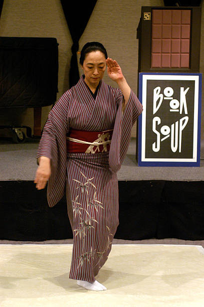 Iwasaki Mineko - nauka tańca Artykuł o konflikcie między Mineko Iwasaki a Arthurem Goldenem - starcie książek: "Memoirs of Geisha" oraz "Geisha, a Life"). Jaka jest prawda o japońskich gejszach?