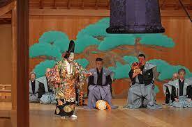 Teatr Noh w Japonii Jak Japończycy słuchają drzew? - Relacja między człowiekiem a drzewami w sztuce ukiyo-e i japońskiej kulturze.