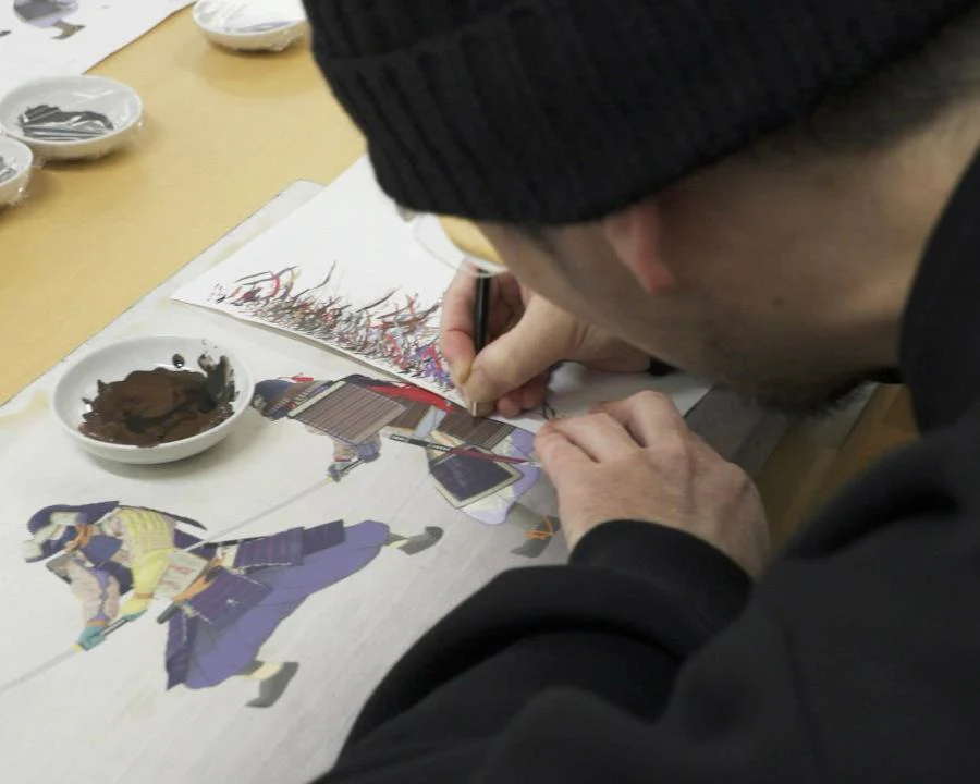 Tenmyouya Hisashi przy pracy Analiza i interpretacja twórczości malarza-artysty Tenyouya Hishashiego. Współczesna sztuka japońska z aelementami samurajskiego stylu basara.