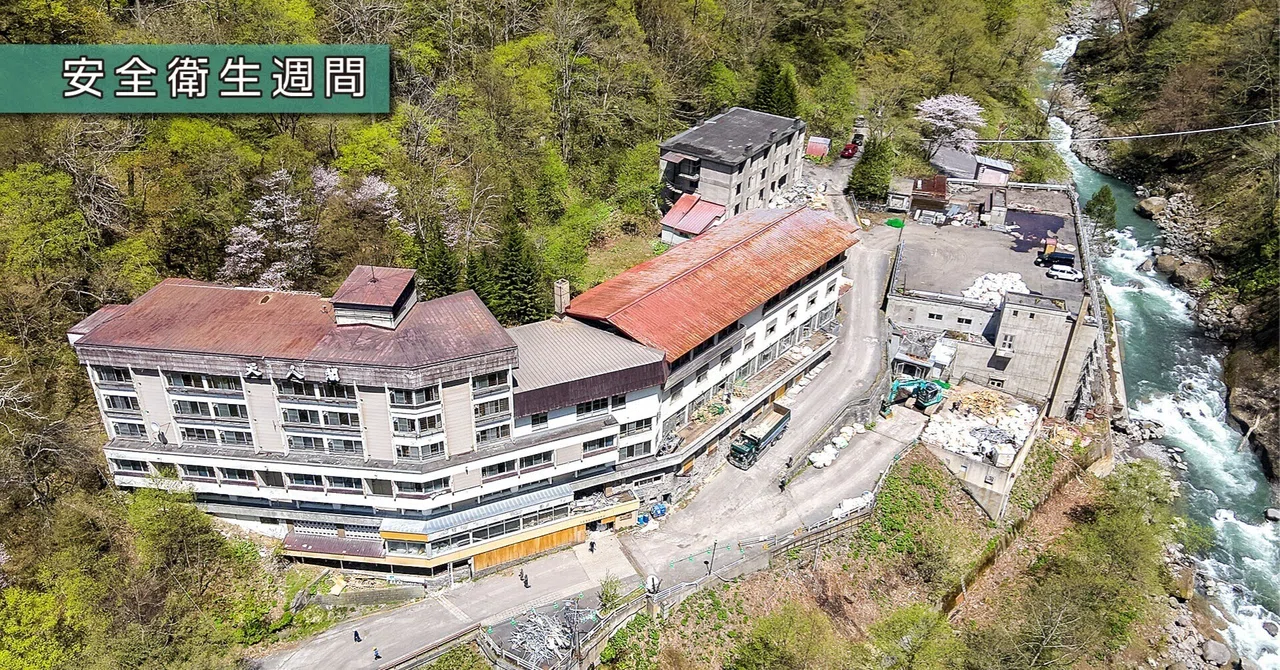 Haikyō Onsen – Japanese “urbex” amid the abandoned beauty of 1980s resorts Haikyō onsen are abandoned Japanese resorts from the 1980s. Discover their history, architecture, and the unique ‘urbex’ atmosphere amid the ruins of former hot spring retreats.