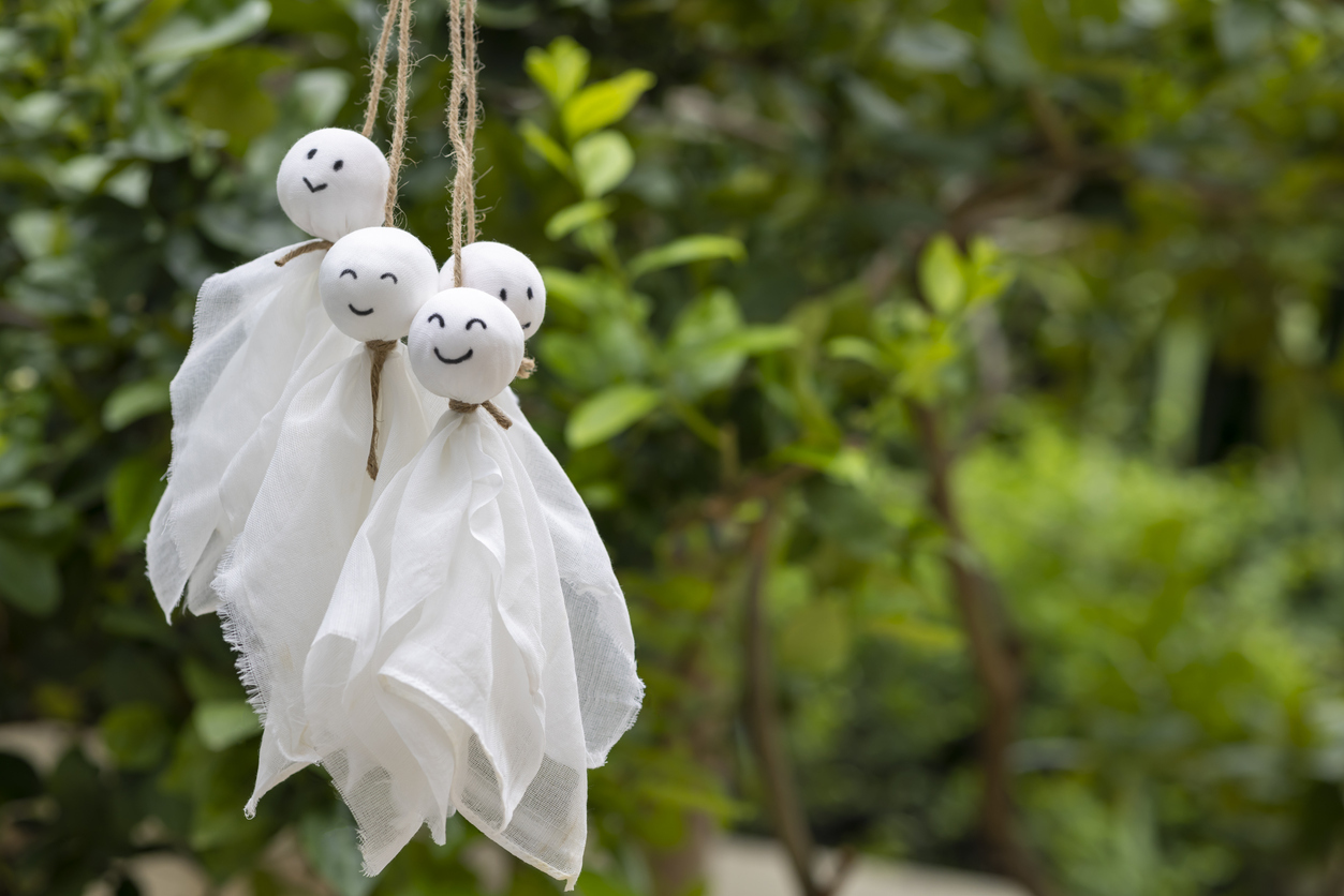 Teru Teru Bōzu – Take the Rain Away and Bring the Sun… or Snip! What is teru teru bōzu? Discover Japan’s weather charm, its dark legends, childhood rituals, and the quiet magic hidden in everyday life.