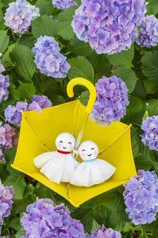 Teru Teru Bōzu – Take the Rain Away and Bring the Sun… or Snip! What is teru teru bōzu? Discover Japan’s weather charm, its dark legends, childhood rituals, and the quiet magic hidden in everyday life.