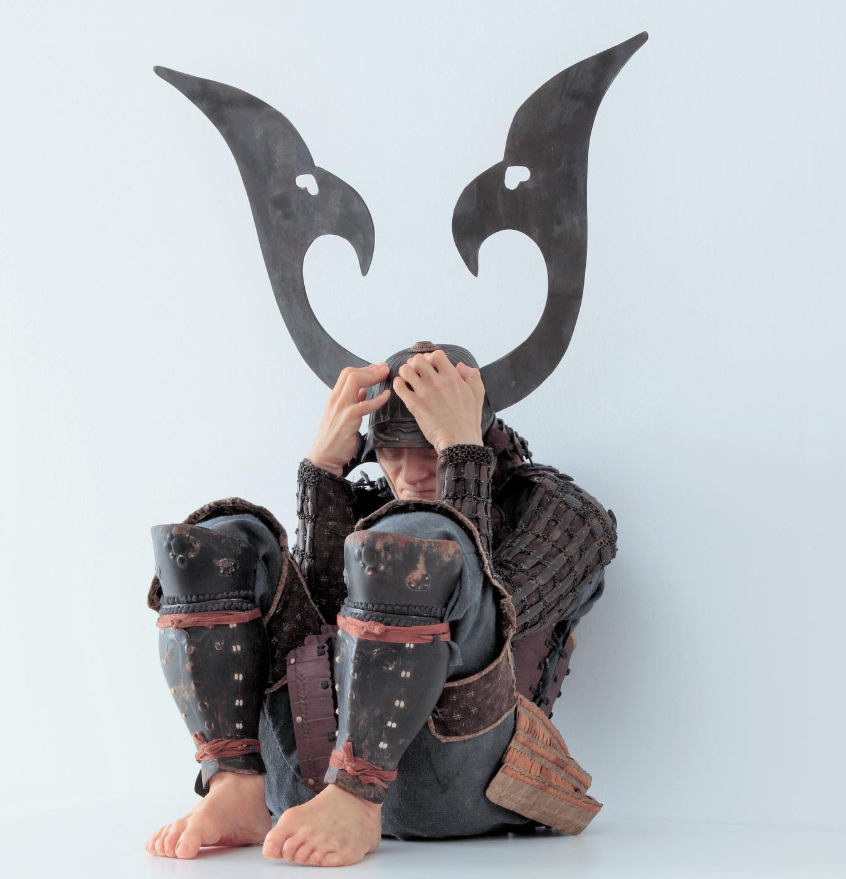 I don’t know who I am or why I’m here – so I put on a samurai armor and start scrolling. Ironic Compassion in the Art of Tetsuya Noguchi Tetsuya Noguchi and the Samurai with a Smartphone – Ironic, Moving Art about Identity, Nostalgia, and a Modern World without Rules