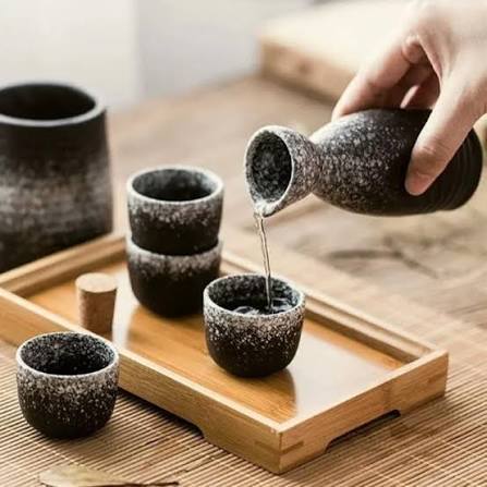 Każdego dnia 4 litry sake i pobudka do pracy o drugiej w nocy. Kawanabe Kyōsai, demon malarstwa w Japonii Meiji Ośmiolatek wyłowił z rzeki uciętą głowę, żeby ją narysować. Czterdzieści lat później Kyōsai dostał najwyższą nagrodę w kraju za to, że przestał być sobą. Demon japońskiego malarstwa w czasach Meiji.