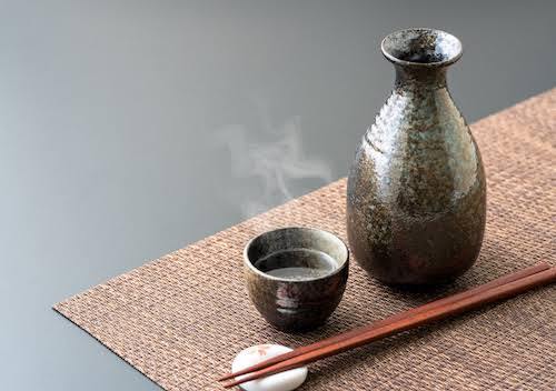 Każdego dnia 4 litry sake i pobudka do pracy o drugiej w nocy. Kawanabe Kyōsai, demon malarstwa w Japonii Meiji Ośmiolatek wyłowił z rzeki uciętą głowę, żeby ją narysować. Czterdzieści lat później Kyōsai dostał najwyższą nagrodę w kraju za to, że przestał być sobą. Demon japońskiego malarstwa w czasach Meiji.