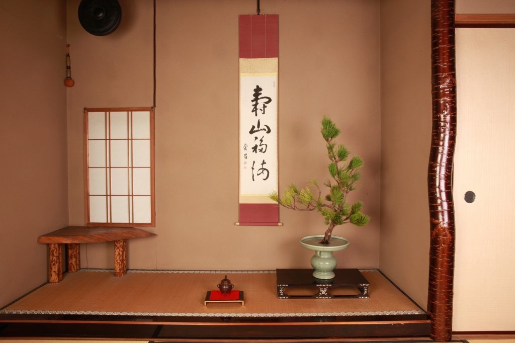 Close the World Behind the Door. Tokonoma – The Japanese Art of Emptiness in Your Home What is Tokonoma? Discover the Japanese Art of Emptiness and Learn How to Create It in Your Own Home—for Silence, Mindfulness, and Harmony.