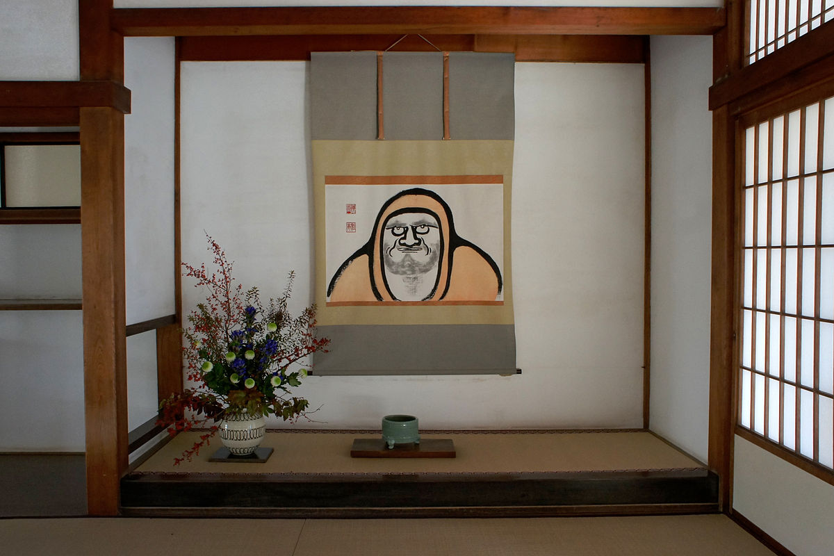 Close the World Behind the Door. Tokonoma – The Japanese Art of Emptiness in Your Home What is Tokonoma? Discover the Japanese Art of Emptiness and Learn How to Create It in Your Own Home—for Silence, Mindfulness, and Harmony.