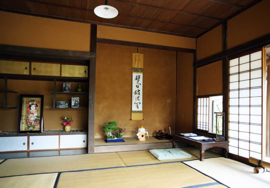 Close the World Behind the Door. Tokonoma – The Japanese Art of Emptiness in Your Home What is Tokonoma? Discover the Japanese Art of Emptiness and Learn How to Create It in Your Own Home—for Silence, Mindfulness, and Harmony.