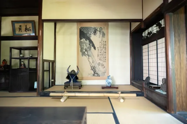 Close the World Behind the Door. Tokonoma – The Japanese Art of Emptiness in Your Home What is Tokonoma? Discover the Japanese Art of Emptiness and Learn How to Create It in Your Own Home—for Silence, Mindfulness, and Harmony.