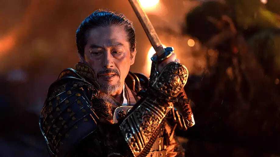 Nie po imieniu – jak Japończycy naprawdę mówią do siebie na co dzień Dlaczego w Japonii rzadko woła się ludzi po imieniu? Artykuł o nazwiskach, -san, sensei, firmowych tytułach i tym, jak język odsłania hierarchię relacji.